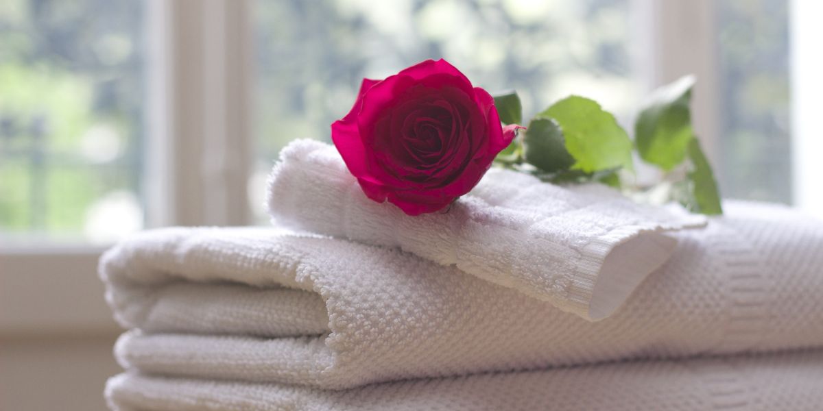 5 trucuri ca să eviți decolorarea și uzarea timpurie a prosoapelor de baie