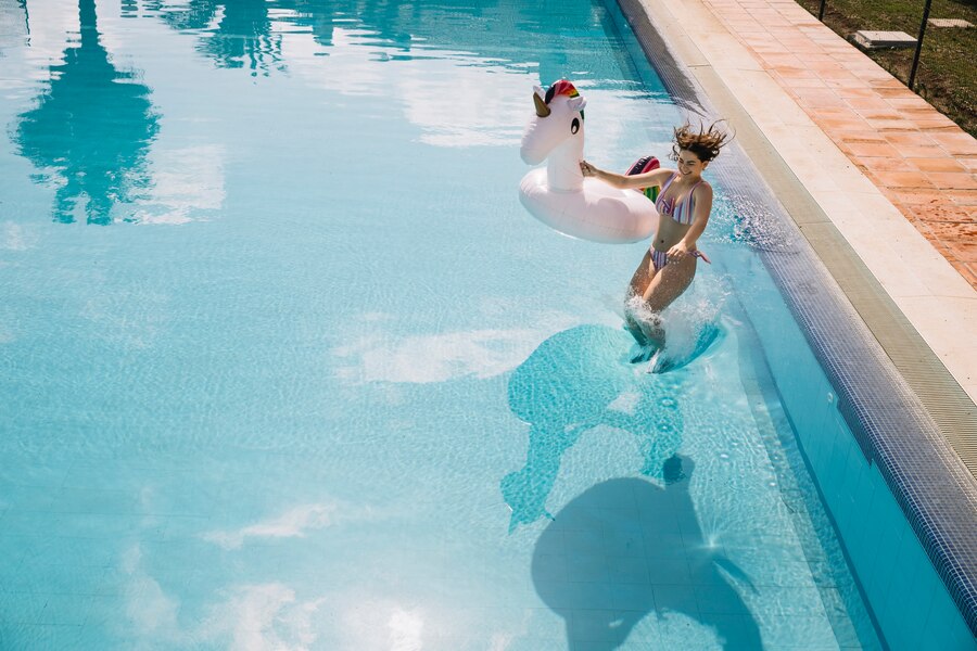 Relaxare la soare - care sunt accesoriile gonflabile perfecte pentru piscină?