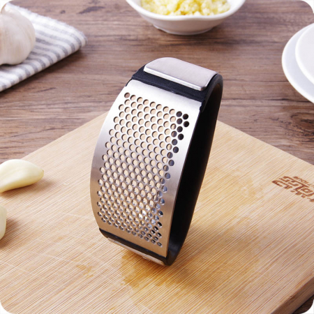Pentru gătit - Presa pentru usturoi manuala, din inox, curbata, usor de curatat
