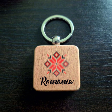 Suveniruri Romania - Breloc Suvenir Lemn Patrat cu Motiv Traditional SVR170