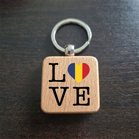 Suveniruri Romania - Breloc Suvenir Lemn Patrat I Love Romania SVR168
