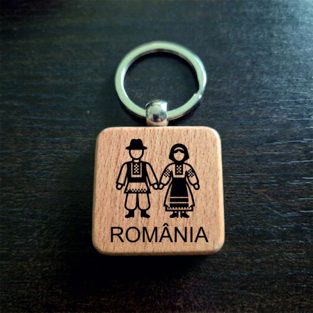 Suveniruri Romania - Breloc Suvenir Lemn Patrat Port Popular SVR171