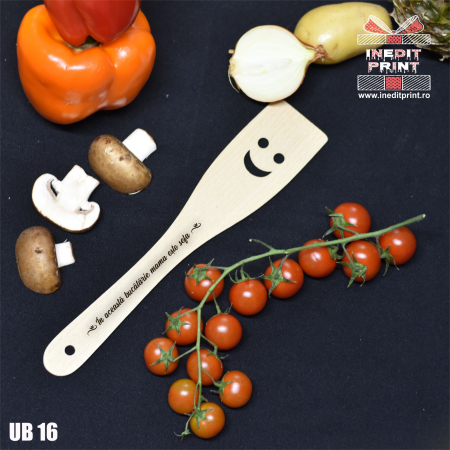Spatulă cu zâmbet personalizată Mama este șefa UB16