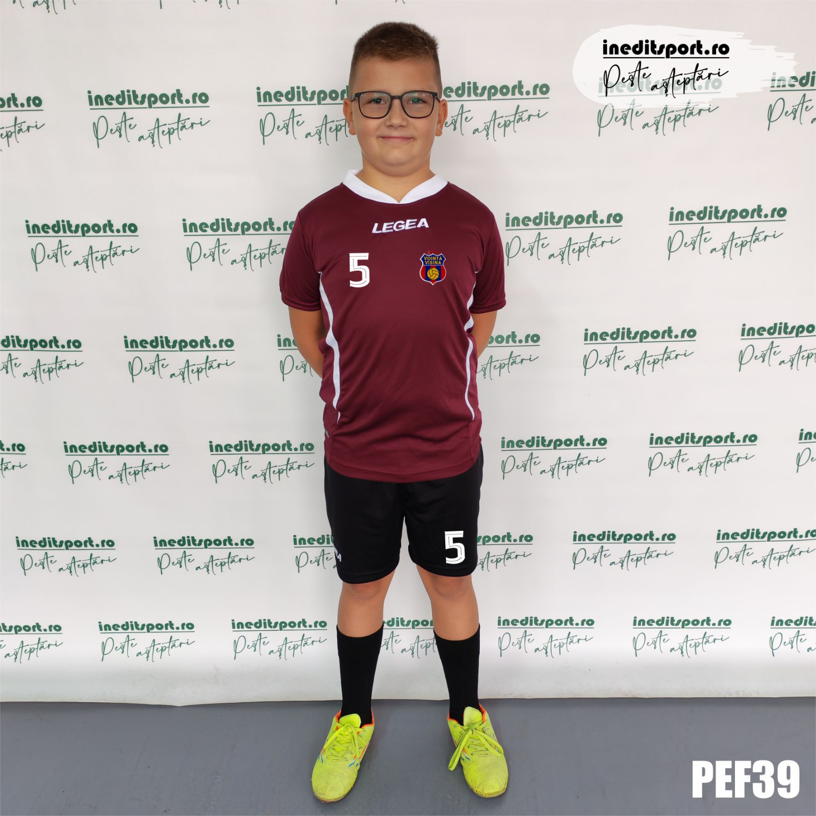 Echipament fotbal copii si adulti personalizat - PEF39 Tricou vișiniu și șort negru, XS