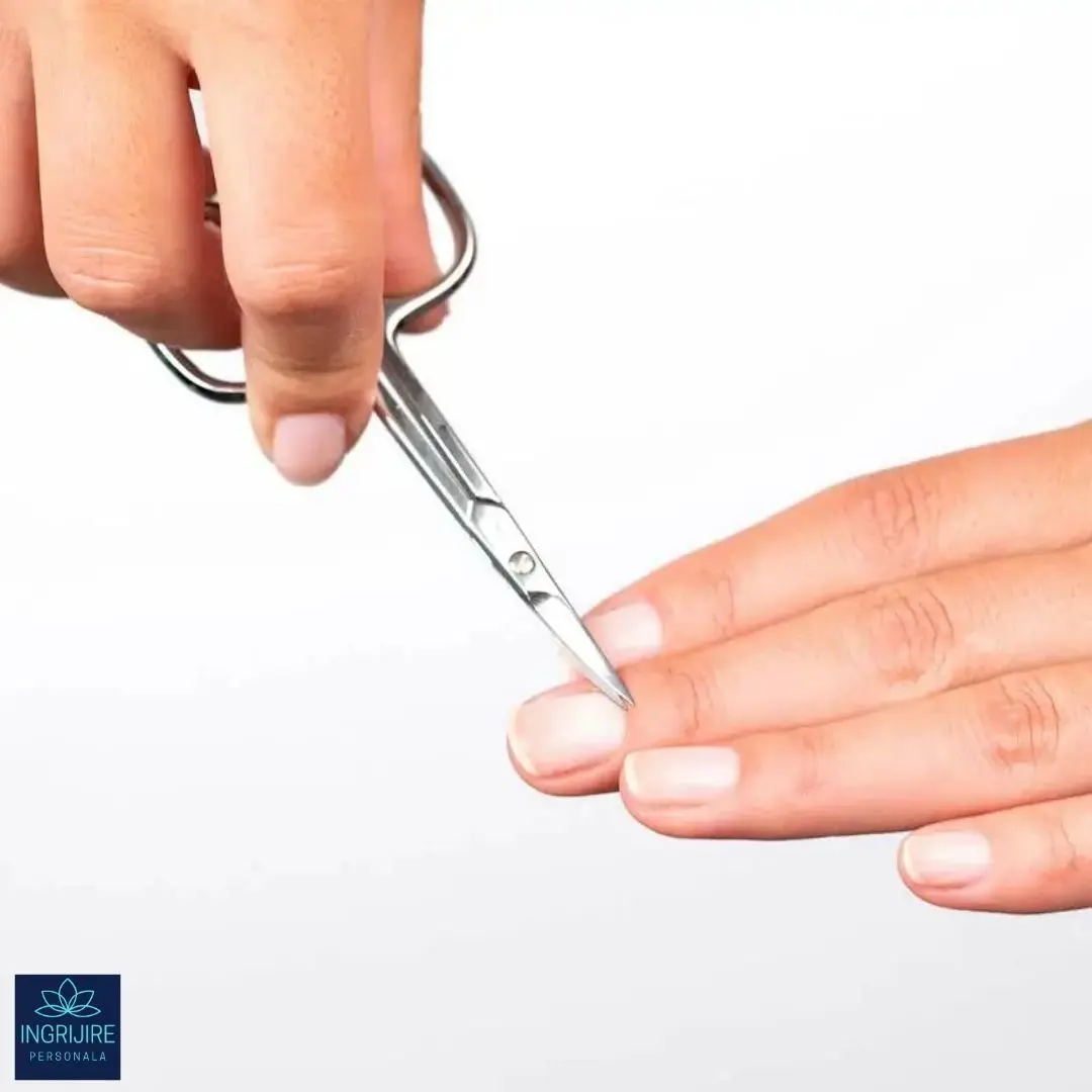 Forfecuta pentru cuticule curbata si ingusta, varf ascutit [4]