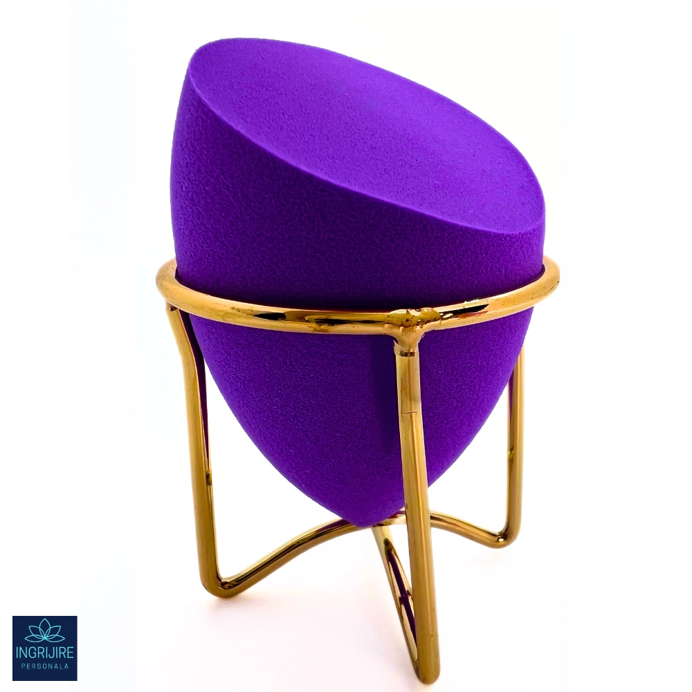 Accesorii machiaj - Burete ergonomic si stativ pentru aplicare make-up si creme, mov