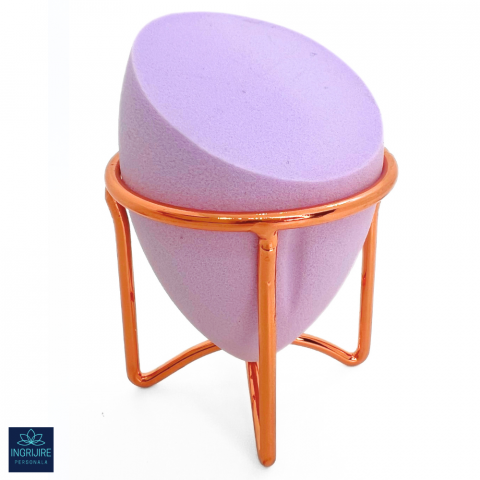 Accesorii machiaj - Burete ergonomic si stativ pentru aplicare make-up si creme, mov deschis