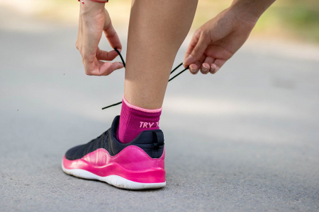 Sosete sport - Sosete scurte pentru alergat din bumbac organic RUNNING ANKLE SOCKS Fuchsia
