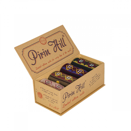 Gift Box-uri Casual - Cutie cu 4 perechi de șosete din Lână cu Motive Tradiționale