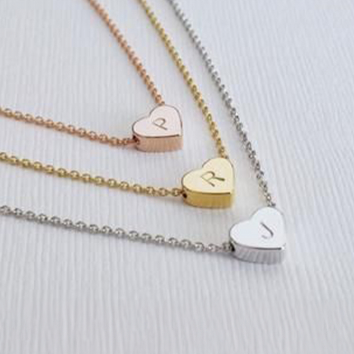 Lănțișoare personalizate cu inițiala numelui gravată – elegante și simbolice, ideale pentru orice ocazie [1]