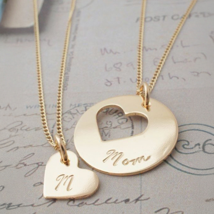 Lănțișoare pereche mamă-copil gravate – simbolul iubirii fără sfârșit între mamă și copil, în forme elegante și personalizate [3]