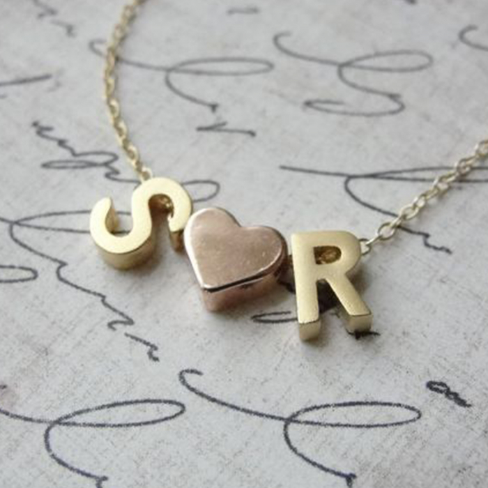 Lănțișoare gravate cu inițiala numelui – eleganță minimalistă, aur de 24k [2]