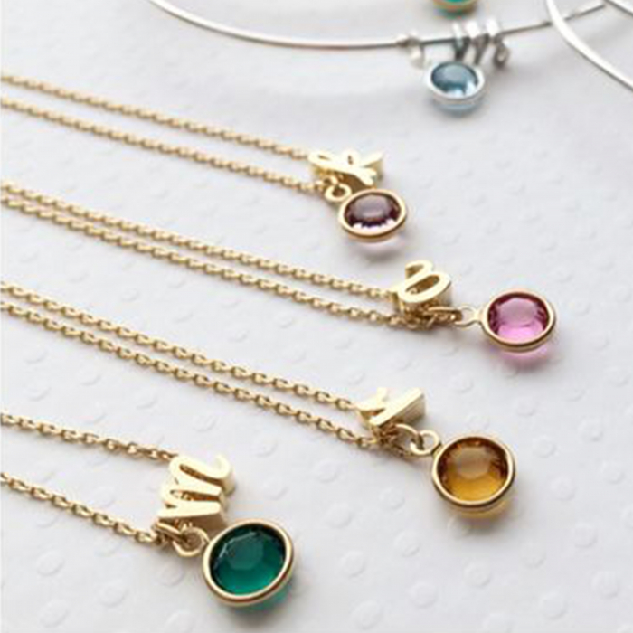 Lănțișoare gravate cu inițiala numelui – eleganță minimalistă, aur de 24k [3]