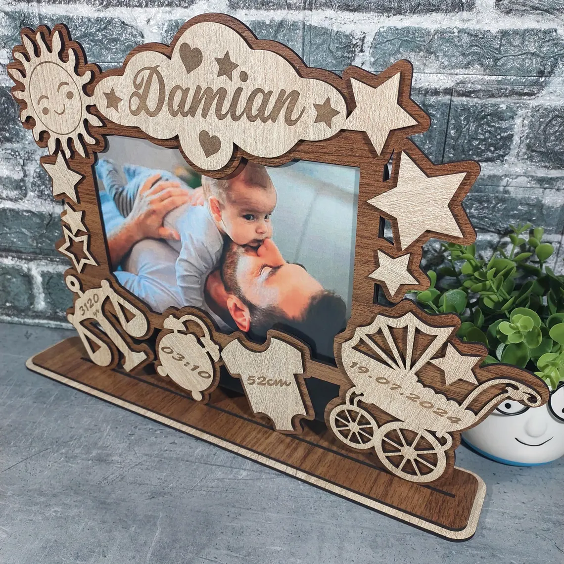 Ramă foto personalizată din lemn pentru bebeluși – Amintire unică cu nume și detalii despre naștere [1]