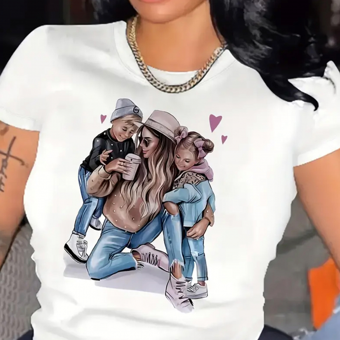 Imagine cu un tricou personalizat cu mesaj pentru mamă, prezentat pe o suprafață elegantă, înconjurat de flori. [4]
