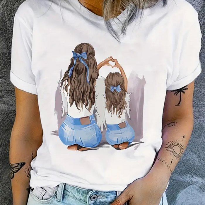 Imagine cu un tricou personalizat cu mesaj pentru mamă, prezentat pe o suprafață elegantă, înconjurat de flori. [1]