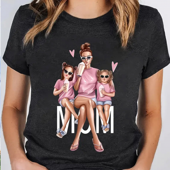 Imagine cu un tricou personalizat cu mesaj pentru mamă, prezentat pe o suprafață elegantă, înconjurat de flori. [2]