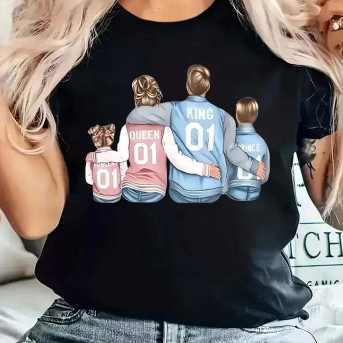 Imagine cu un tricou personalizat cu mesaj pentru mamă, prezentat pe o suprafață elegantă, înconjurat de flori. [3]
