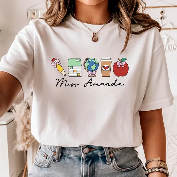 Tricou personalizat pentru profesori cu nume și elemente educaționale [3]