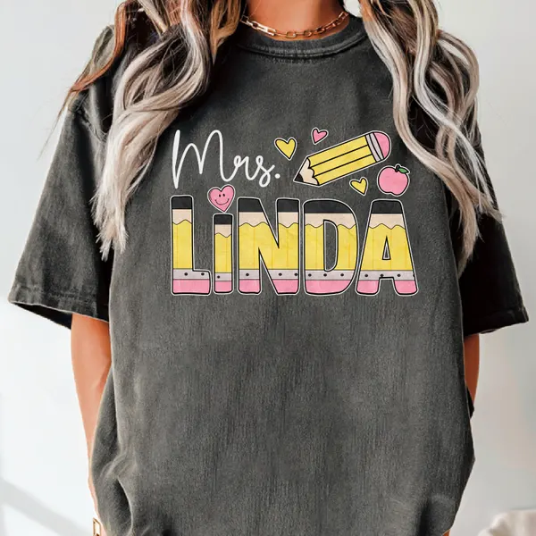 Tricou personalizat pentru profesori cu nume și elemente educaționale [2]