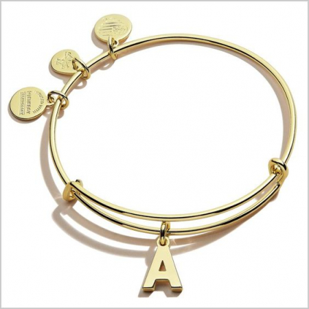 Brățări personalizate - O brățară simplă, cu inițială și medalioane decorative, pe un fundal alb sofisticat