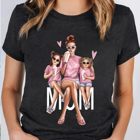 Imagine cu un tricou personalizat cu mesaj pentru mamă, prezentat pe o suprafață elegantă, înconjurat de flori. [1]