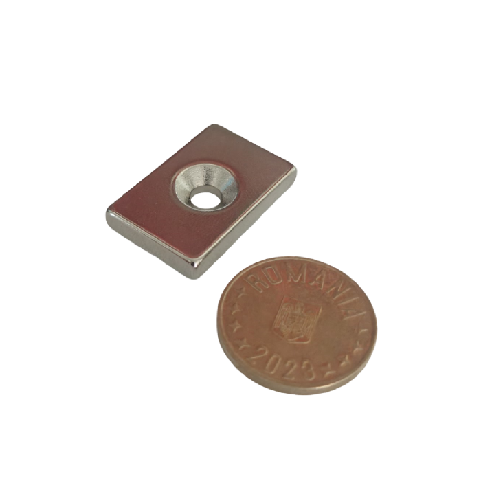 Magnet neodim 30x20x5 mm, gaura de 5.5 mm cu sanfren, dreptunghiular, argintiu, N35 [3]