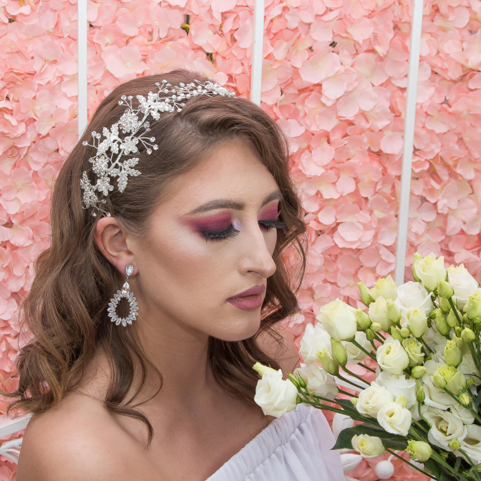 Accesoriu de păr deosebit, floral, pentru mirese, cu cristale, perle și ștrasuri. [2]