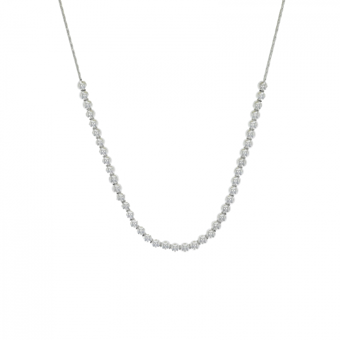Lanț din argint la baza gâtului cu mărgeluțe argintii. [3]