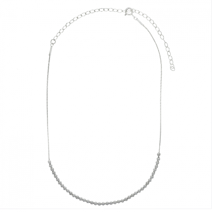 Lanț din argint la baza gâtului cu mărgeluțe argintii. [2]