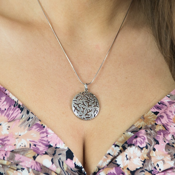 Pandantiv rotund din argint antichizat cu suprafață nedefinită, decupată [4]