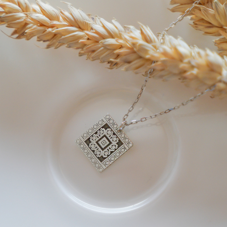 Lănțișor argint cu bănuț pătrat gravat cu motive tradiționale [1]