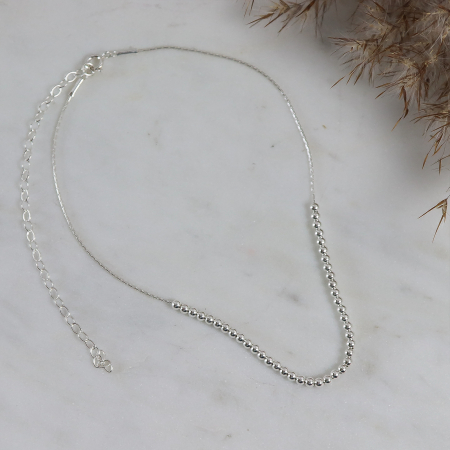 Lanț din argint la baza gâtului cu mărgeluțe argintii. [0]