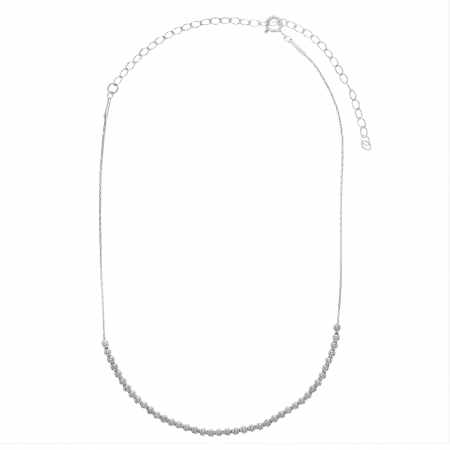 Lanț din argint la baza gâtului cu mărgeluțe argintii. [1]