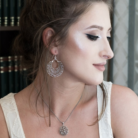 Pandantiv rotund din argint antichizat cu detalii florale [1]