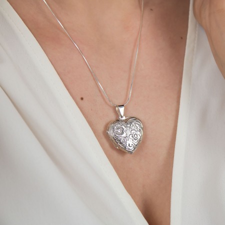 Pandantiv cutiuta din argint in forma de inimioara cu detalii florale [0]
