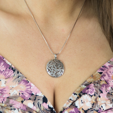 Pandantiv rotund din argint antichizat cu suprafață nedefinită, decupată [3]