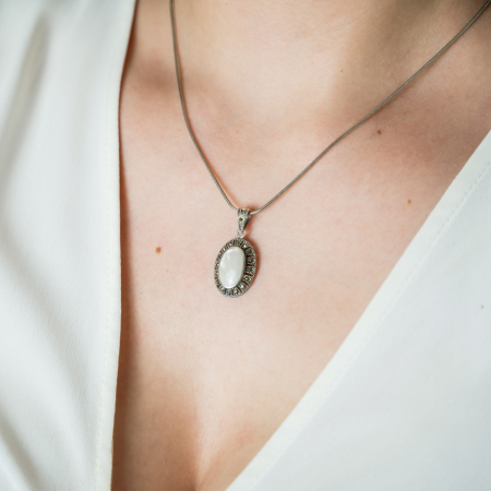 Pandantiv oval cu marcasite si sidef [2]