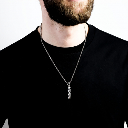 Pandantiv argint barbatesc in forma cilindrica gravat [0]