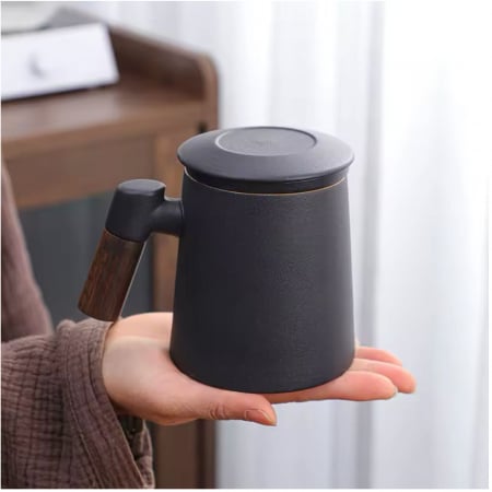 Savoarea Ceaiului - Cana 350 ml din ceramica cu infuzor, negru-mat, maner lemn, ZEN NOIR