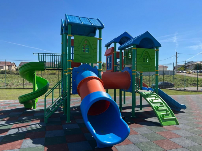 130M Casă Ansamblu Echipamente loc de joaca exterior parc din metal cu Scară 4 Tobogane Activitati și Cățărătoare [5]