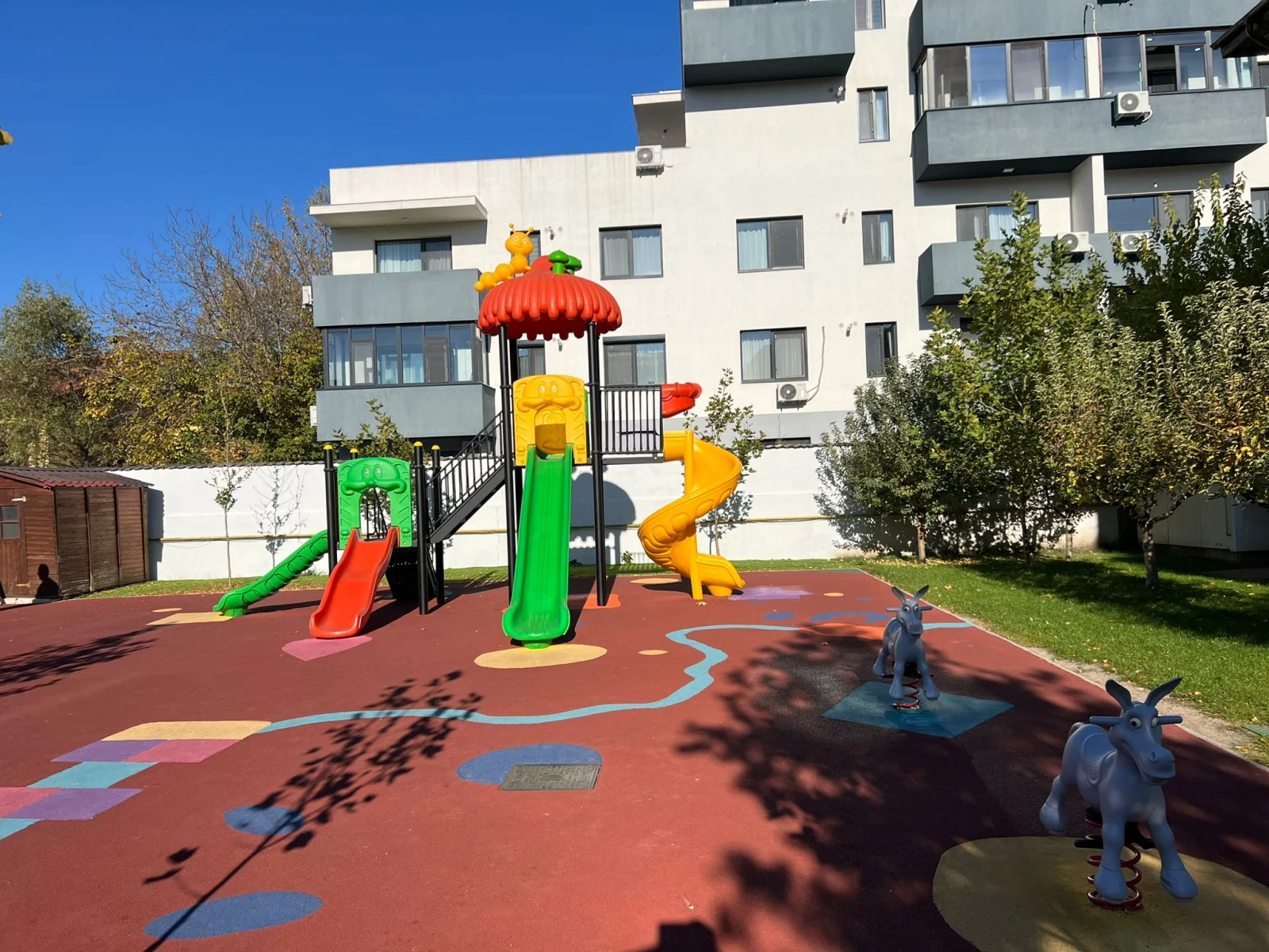 PT-87 ECO Echipament loc de joaca exterior parc din metal cu Scara si 4 Tobogane [4]