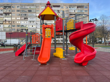 Amenajare loc de joaca - Onesti, BC [1]