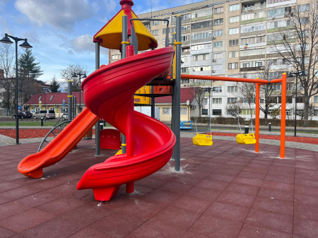 Amenajare loc de joaca - Onesti, BC [2]