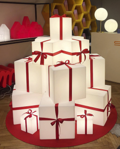 Mobilier Urban - Ornament de Craciun pentru exterior in forma de cadou - MERRY CUBO