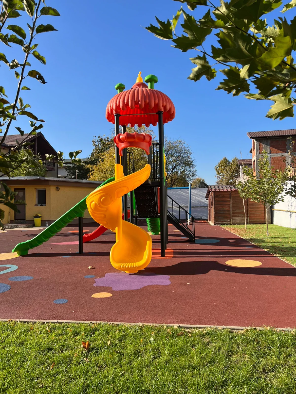 PT-87 ECO Echipament loc de joaca exterior parc din metal cu Scara si 4 Tobogane [4]