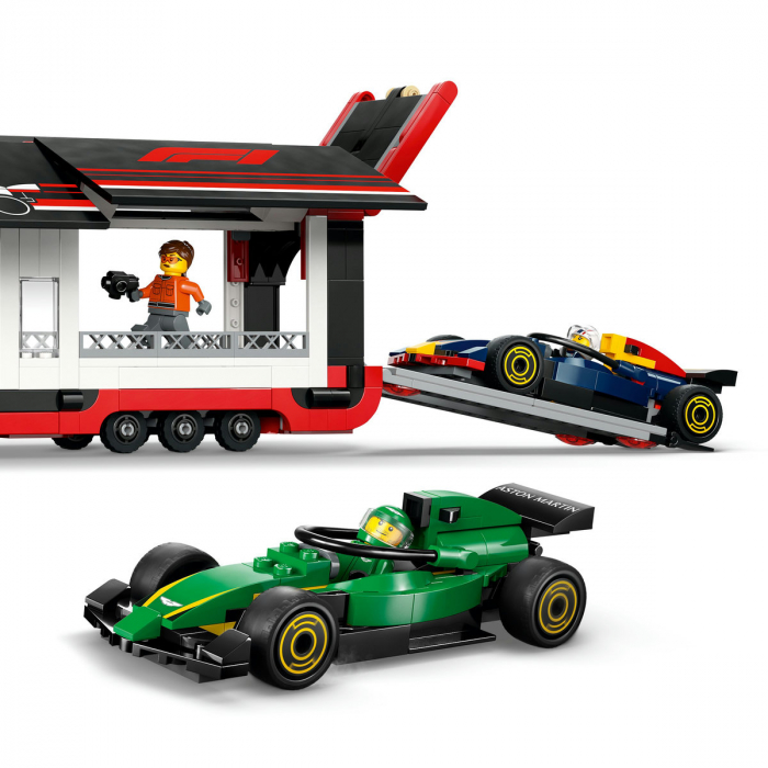  Camion F1 cu masinile F1 RB20 si AMR24 [5]