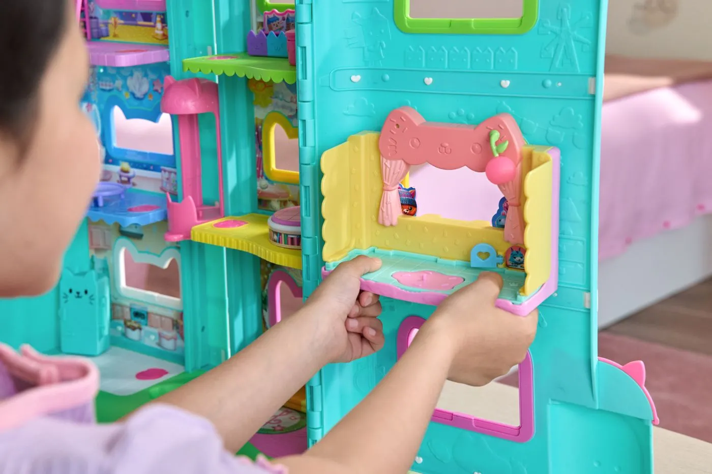 GABBYS DOLLHOUSE FILMUL CAMERE PENTRU CASA DE PAPUSI A LUI GABBY BAIE CU FIGURINE SI ACCESORII [4]