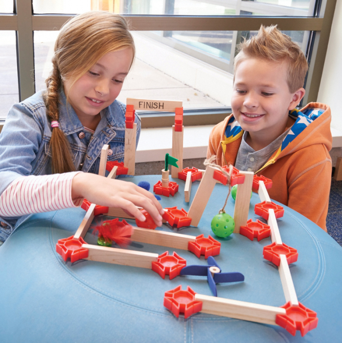 KEVA Maker Bot Maze, labirint cu piese de lemn și roboți motorizați [7]