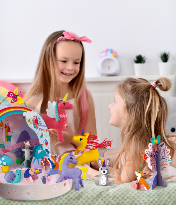 Set creativ DIY portabil - Lumea Fantastica a Unicornilor cu activitati de cusut, construit si joc de rol [2]